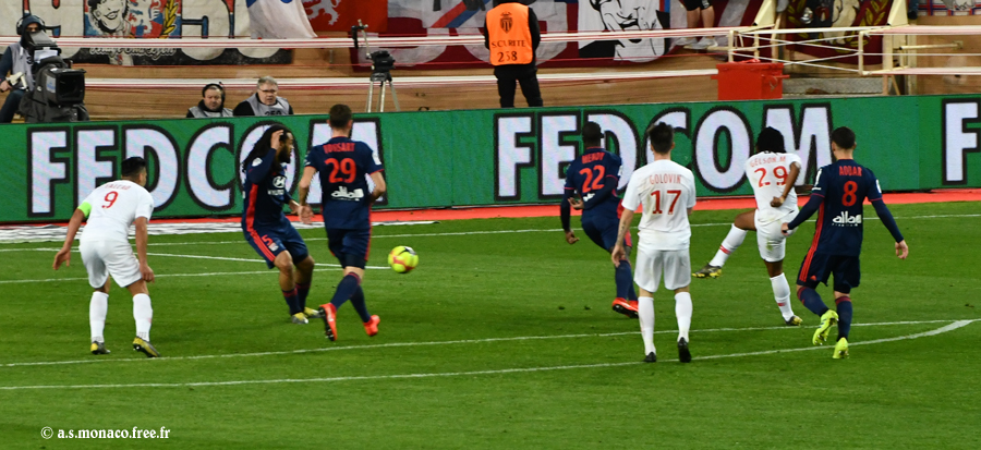 ...le ballon a passé Mendy...