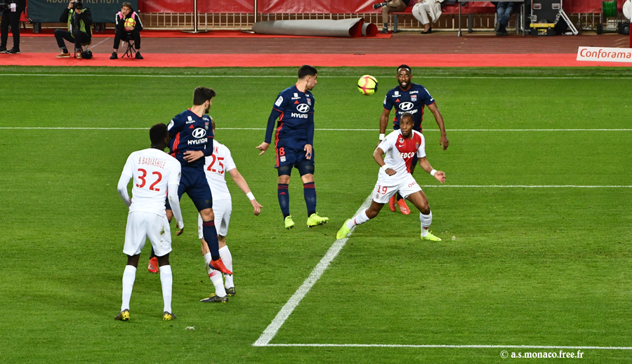 ...Sidibé est bien placé dans son dos...