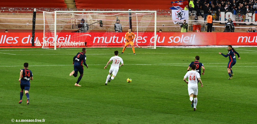 Golovin attaque...