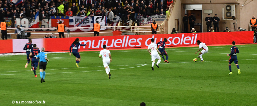 ...revient dans l'axe et donne pour Martins...
