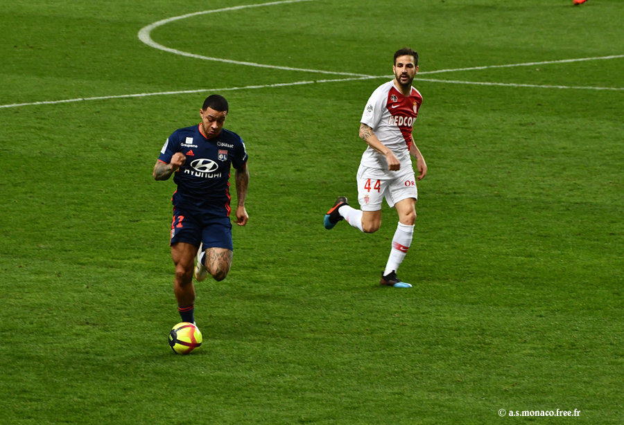 Depay tente de déborder...