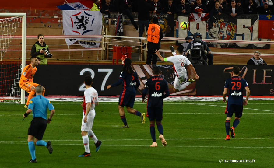 ...cherche Falcao d'un ballon difficile