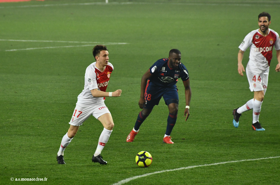 Fabregas sert Golovin et lui parle ensuite