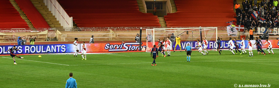 Coup-franc frappé fort par Depay...