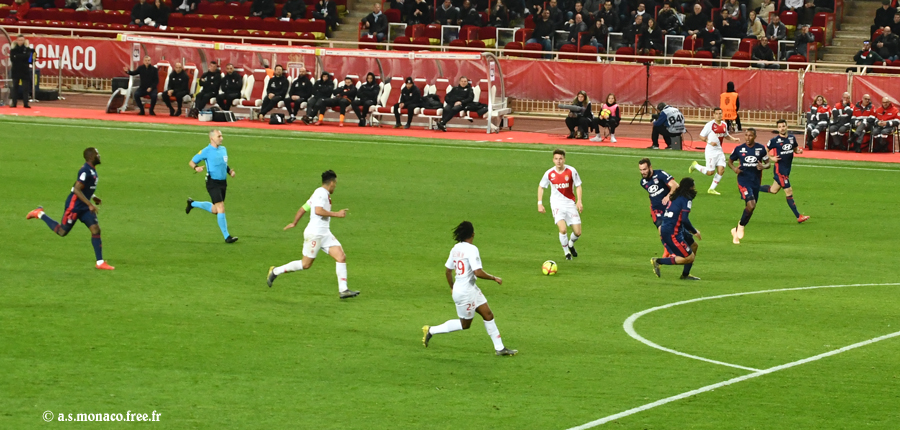 ...ne peut plus servir Martins, hors-jeu, et donne pour Falcao...