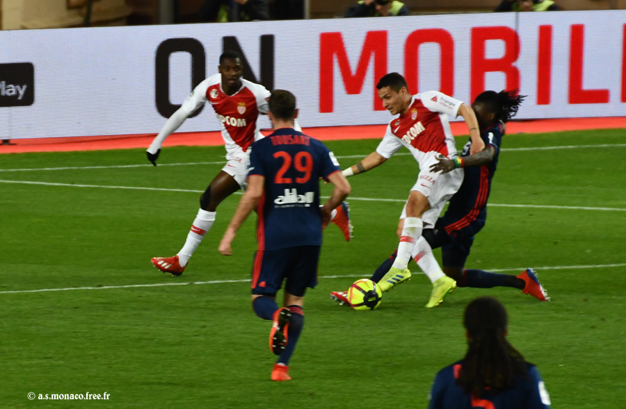 ...mais Lopes vient lui prendre le ballon