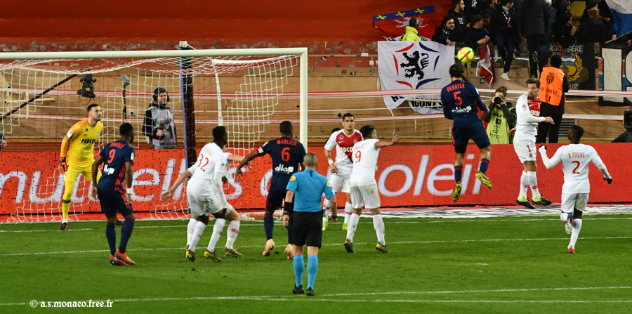Tête de Denayer, sur corner...
