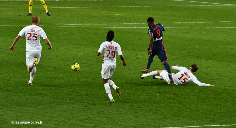 ...qui enlève le ballon à Dembélé
