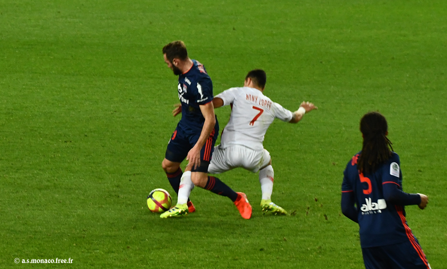Lopes vient dans les pieds de Tousart...