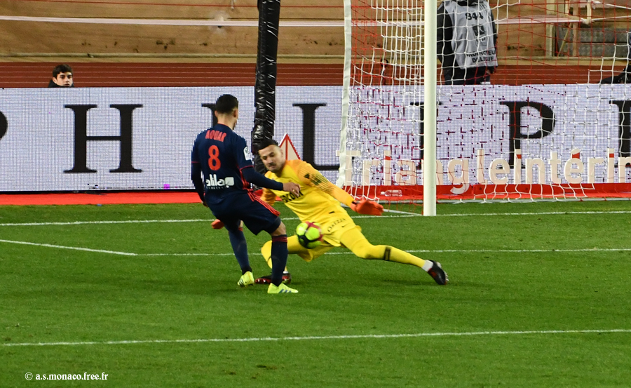 ...qui repousse le ballon...