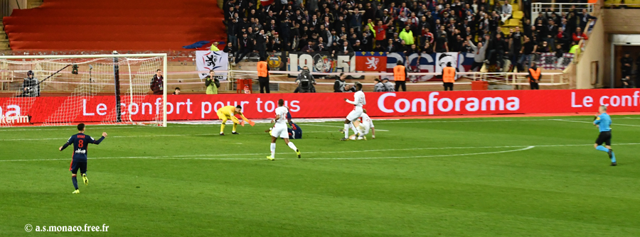 Glik a taclé en retard et pris le pied d'appui de Dembélé...