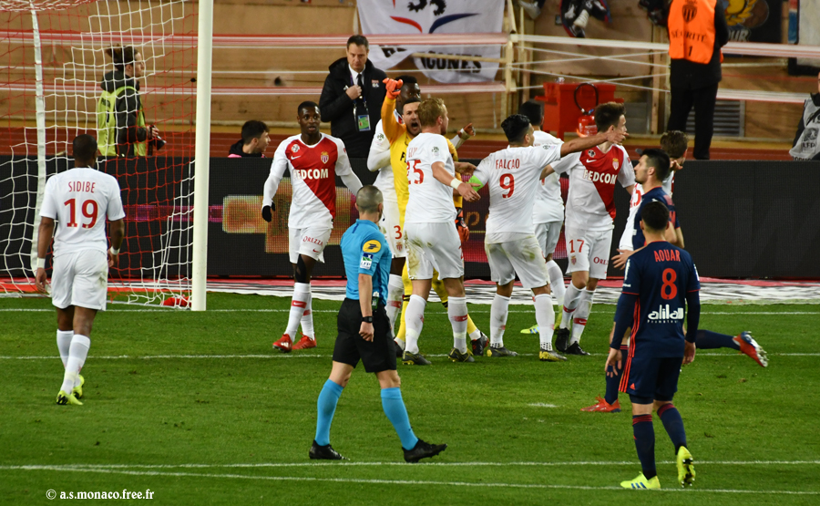 ...mais le gardien les replacent, il y a corner