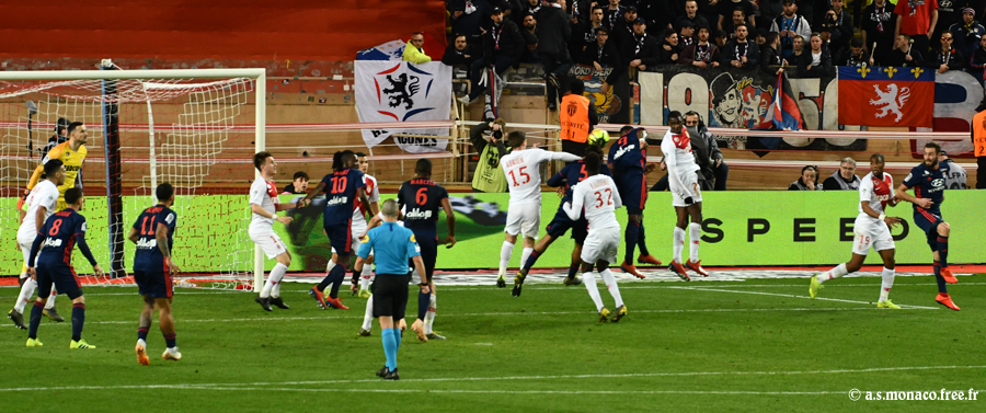 Corner repris par Denayer...