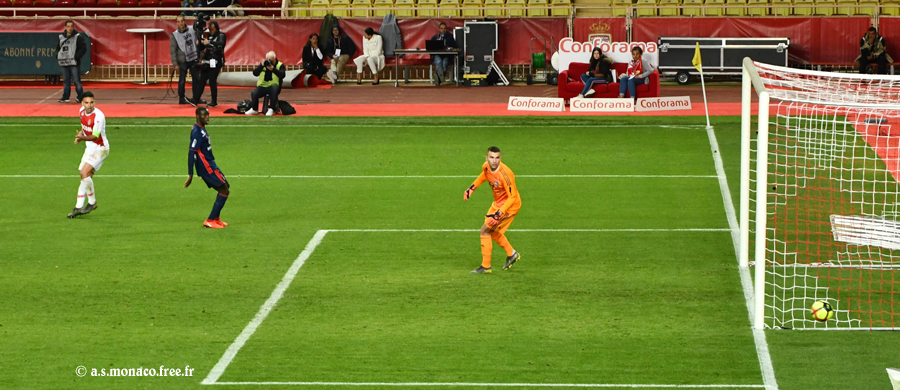 ...et est tout heureux de voir le ballon sortir de peu