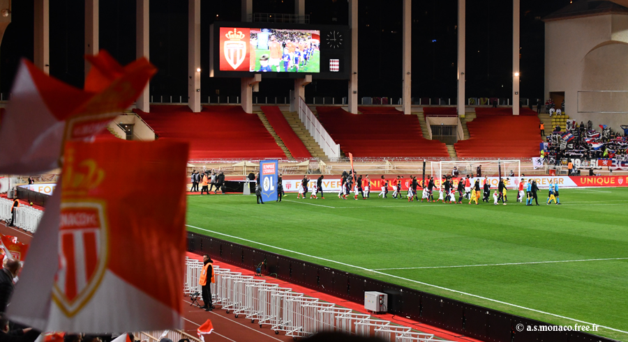 ...les drapeaux volent dans les tribunes...