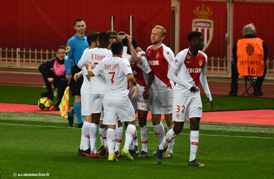 ...pour féliciter le buteur...