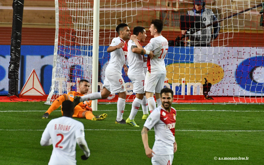 ...Golovin les rejoint pendant que Fabregas fête le but avec Ballo-Touré...