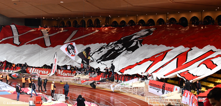 ...la bâche devant la tribune est tombée, un nouveau tifo en pesage pour les 25 ans des UM94