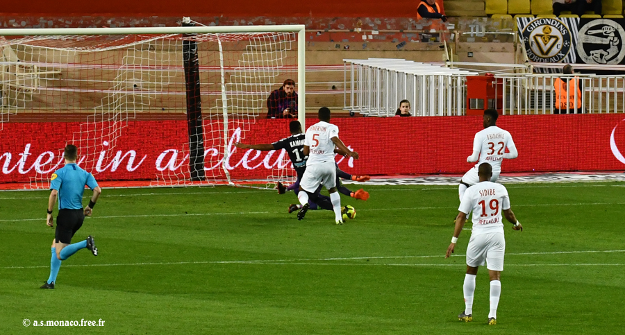 Kamano a contrôlé, mais Subasic sort dans ses pieds...