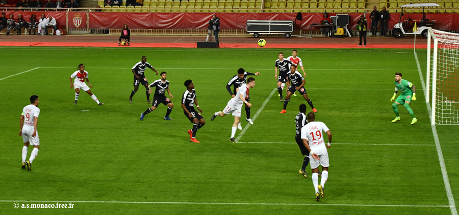 ...Golovin a dévié de la tête...