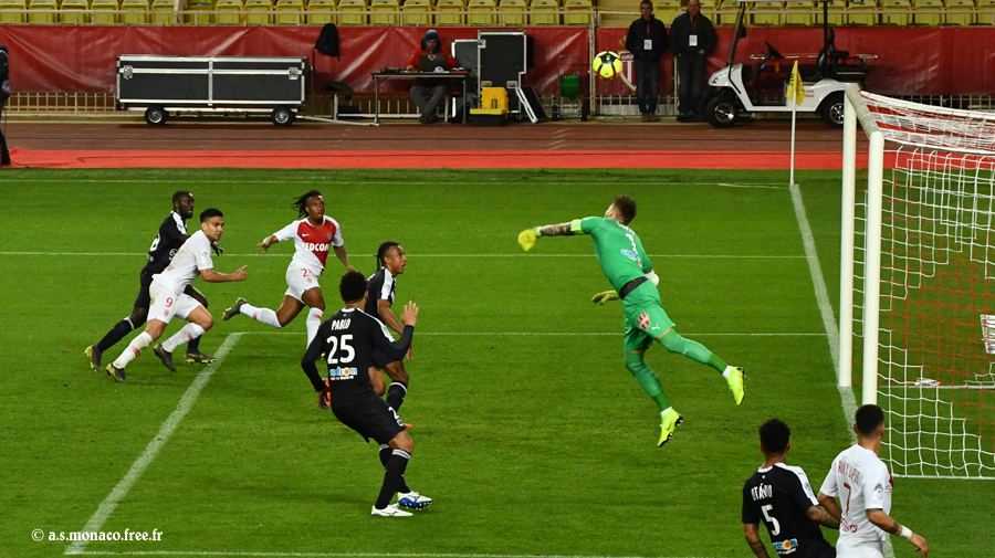 ...Costil a dévié...