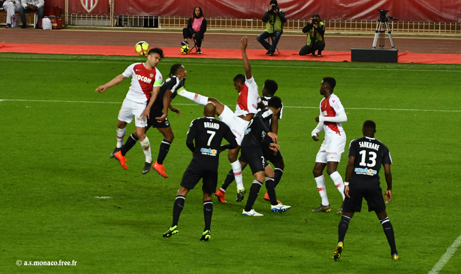 ...Falcao a été devancé, c'est la fin de cette première période...