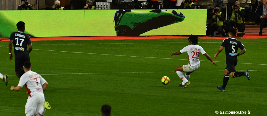 ...donne dans l'axe pour Falcao...