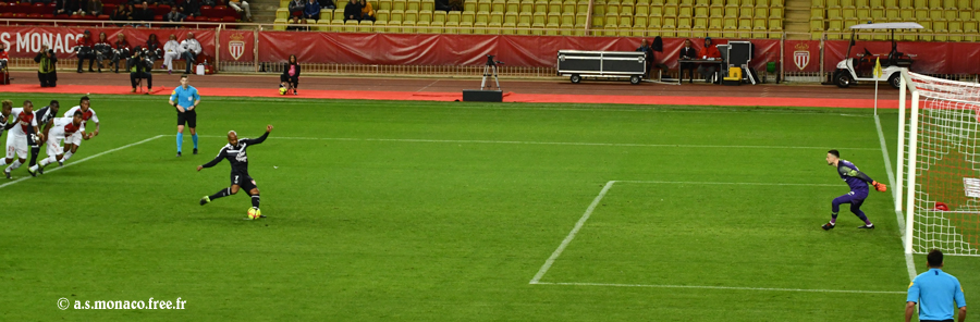 Briand arme sa frappe, Subasic est déjà parto sur sa gauche...