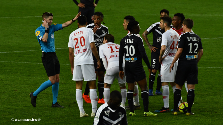 ...la VAR parle à l'arbitre...