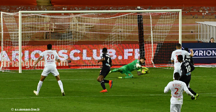 ...Costil capte encore