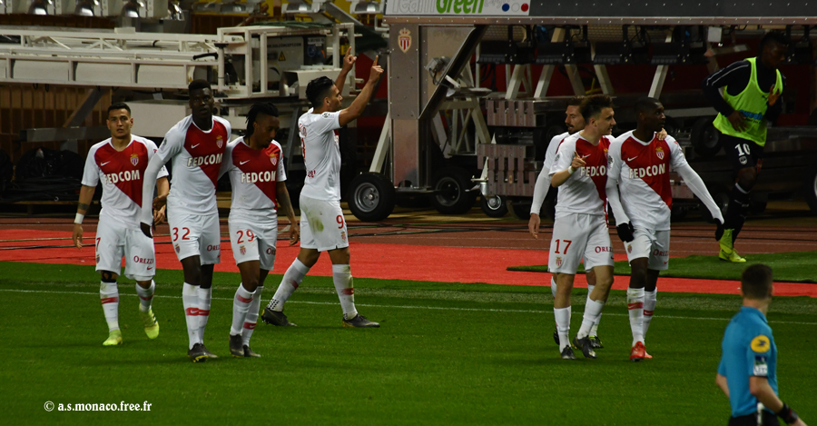 ...Falcao embrasse la tribune et sa famille